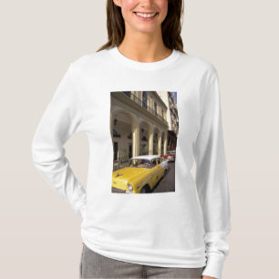 キューバ ハバナ 1950年代のカラフルなシボレー Tシャツ