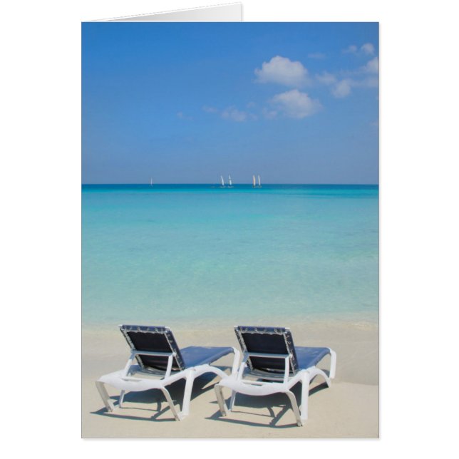 キューバ、バラデロ。砂とビーチの椅子 (正面)