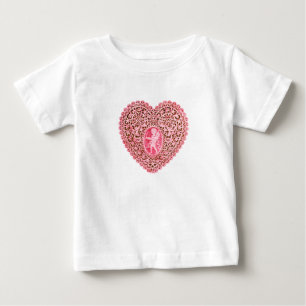 キューピッドのレースハート、ピンクレッド ベビーTシャツ