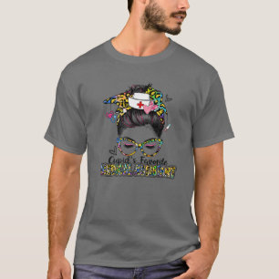 キューピッドの医お気に入りの療助手Messy Bun Valen Tシャツ
