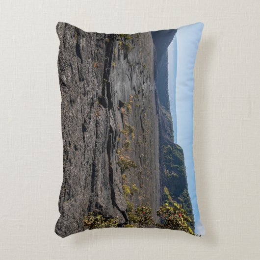 キラウエアの乾燥溶岩ベッドの上にイキクレーター アクセントクッション (正面(垂直))
