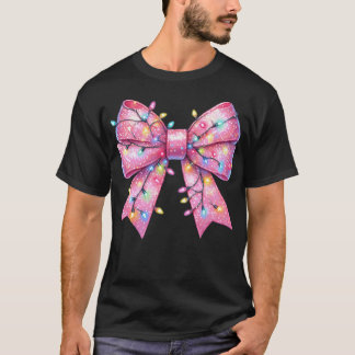 キラキラきらめく輝くクリスマスライトを持つピンクの弓 Tシャツ