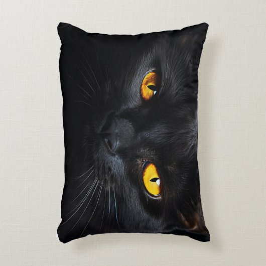 キラキラした黄色い目をした黒猫 アクセントクッション (正面(垂直))