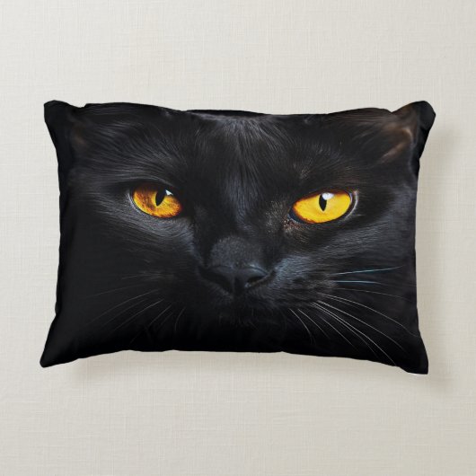 キラキラした黄色い目をした黒猫 アクセントクッション (裏面)
