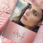 キラキラエレガントスのピンクの金属グラムモノグラム ノートブック