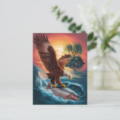 キラキラ威厳のある輝く魚の上にワシが舞い上がる ポストカード (スタンド正面)