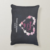 キラキラ輝くピンクのハートの後で幸せ結婚に アクセントクッション (裏面(縦))