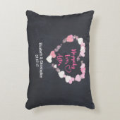キラキラ輝くピンクのハートの後で幸せ結婚に アクセントクッション (正面(垂直))