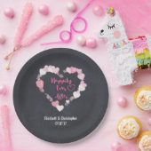 キラキラ輝くピンクのハートの後で幸せ結婚に ペーパープレート (パーティー)