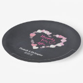 キラキラ輝くピンクのハートの後で幸せ結婚に ペーパープレート (アングル)