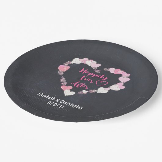 キラキラ輝くピンクのハートの後で幸せ結婚に ペーパープレート (アングル)