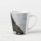 キラキラ輝く目をしたEmu カフェラテマグ (右)