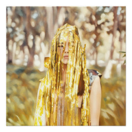 キラキラ輝く金ゴールド装飾で覆われた森の女性 ポスター