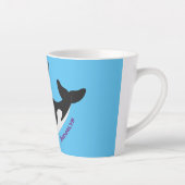 キラーおもしろいホエールオルカかわいい漫画イラストレーション カフェラテマグ (右)