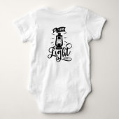 キリスト教の引用文、私たちは彼を崇拝し、光になろう ベビーボディスーツ (裏面)