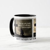 キリスト教の神の前にひざまずく父の日の男 マグカップ (正面左)