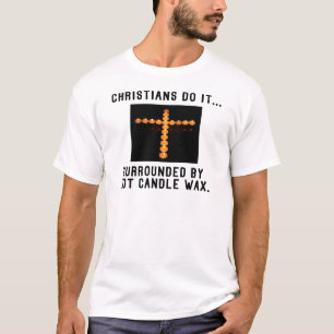 キリスト教徒はそれを...熱い蝋燭の蝋に囲まれてやってる Tシャツ