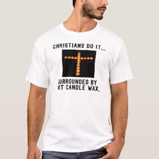 キリスト教徒はそれを...熱い蝋燭の蝋に囲まれてやってる Tシャツ