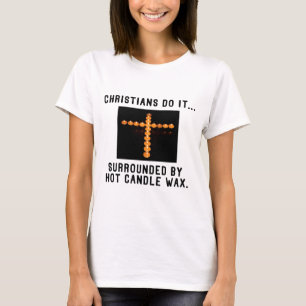 キリスト教徒はそれを...熱い蝋燭の蝋に囲まれてやる Tシャツ