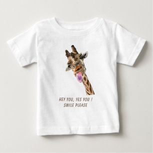 キリンおもしろいタングアウトウよくはしゃぐィンク-文字 ベビーTシャツ