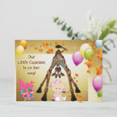 キリンおもしろい、ベビーガール、カップケーキのベビーシャワー 招待状 (スタンド正面)