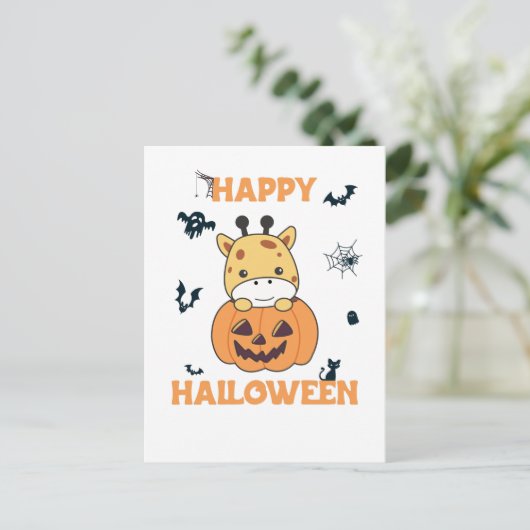 キリンがカボチャに座っている ハロウィンのカボチャの幽霊の中のキリンはかわいい動物です。子供のための シーズンポストカード (スタンド正面)