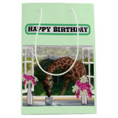 キリンが窓に入った誕生日 ミディアムペーパーバッグ (正面)