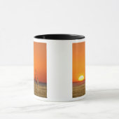 キリンの夫婦が夕暮れの中を歩く マグカップ (中央)