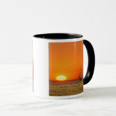 キリンの夫婦が夕暮れの中を歩く マグカップ (正面右)