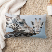 キリンは彼女の子牛に接吻します ランバークッション (ブランケット)