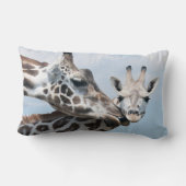 キリンは彼女の子牛に接吻します ランバークッション (裏面)