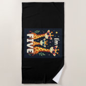 キリンカッコいい5th誕生日パーティー5歳の幼児 ビーチタオル (正面)