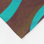 キリンブラウンおよびティール(緑がかった色)のプリント フリースブランケット (角)