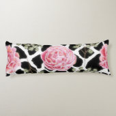 キリンプリント白黒とピンクのバラ ボディピロー (裏面)