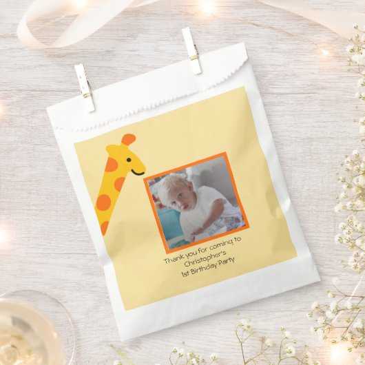 キリン写真少年1歳の誕生日招待状 フェイバーバッグ (クリップ留めされた状態)