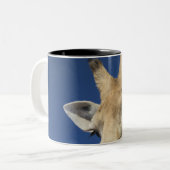 キリン(Giraffa Camelopardalis)のポートレート2 ツートーンマグカップ (正面左)