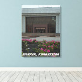 キルギスタン・ビシュケクのブルタリスト博物館(フルーツェ) キャンバスプリント (インサイチュ (ウッドフロア))