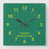 キルターのグリーンカットマット時計 スクエア壁時計 (正面)