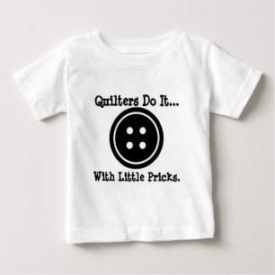 キルターは小さな刺し傷でそれを成し遂げる... ベビーTシャツ