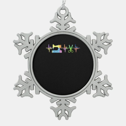 キルター裁縫ハートビート – キルティング恋人 スノーフレークピューターオーナメント (正面)