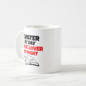キルター・バイ・デイ・ブック・ラバー・バイ・ナイト コーヒーマグカップ (正面左)