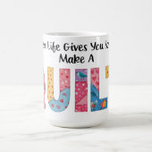 キルティングは与え命を奪うキルトを作る コーヒーマグカップ (中央)