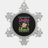 キルティングウォメンズ引用文がキルターについて聞く スノーフレークピューターオーナメント (正面)