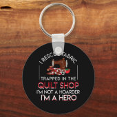 キルティングレスキュー生地をキルトショップに閉じ込める キーホルダー (正面)