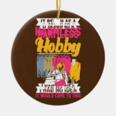 キルティング引用文裁縫布製下水道人 セラミックオーナメント (正面)