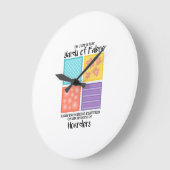 キルティング – 数ヤードのファブリック遠くに ラージ壁時計 (傾斜)