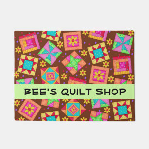 キルトのパッチワークのブロックのブラウンの店の名前 ドアマット