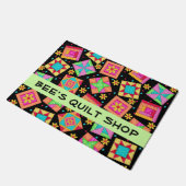 キルトのパッチワークは黒い店の名前を妨げます ドアマット (アングル)