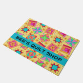 キルトのパッチワークは黒い店の名前を妨げます ドアマット (アングル)