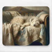 キルトの上で眠っている毛むくじゃらの犬 マウスパッド (正面)